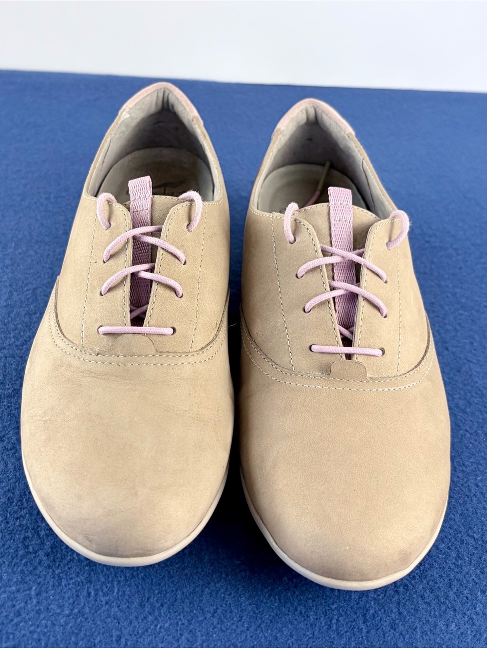 Dansko Minimalist retro sneaker vibe leather oxfords with lilac laces Size 9.5